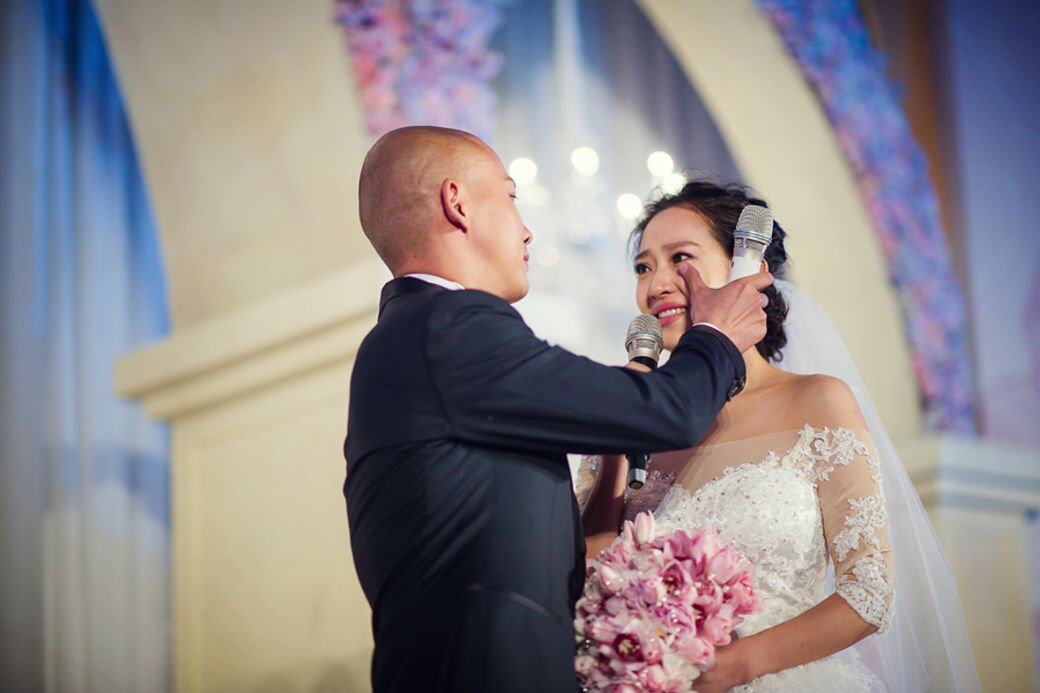 2014年8月,聂远和秦子越举行婚礼兼女儿聂子的百日宴,在仪式上,新娘谈