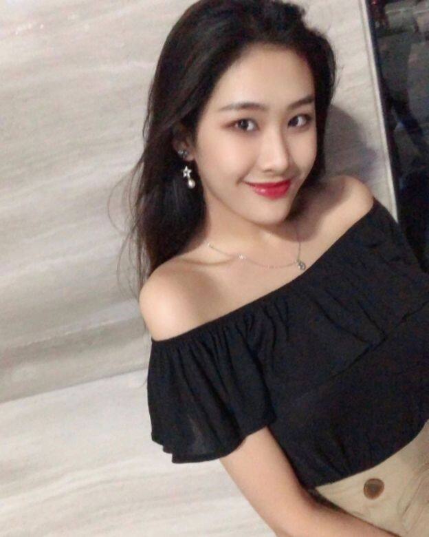 至於上圍豐滿的佳麗,永遠受人注目 至於上圍豐滿的佳麗,永遠受人注目