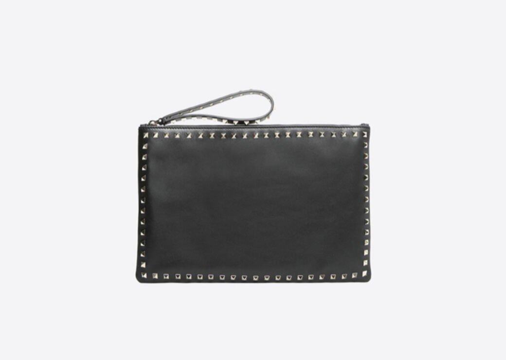 Rockstud clutch同樣是人氣高企的長青袋款,扁平的袋身四周綴窩釘,簡單有型,現在 Rockstud clutch同樣是人氣高企的長青袋款,扁平的袋身四周綴窩釘,簡單有型,現在