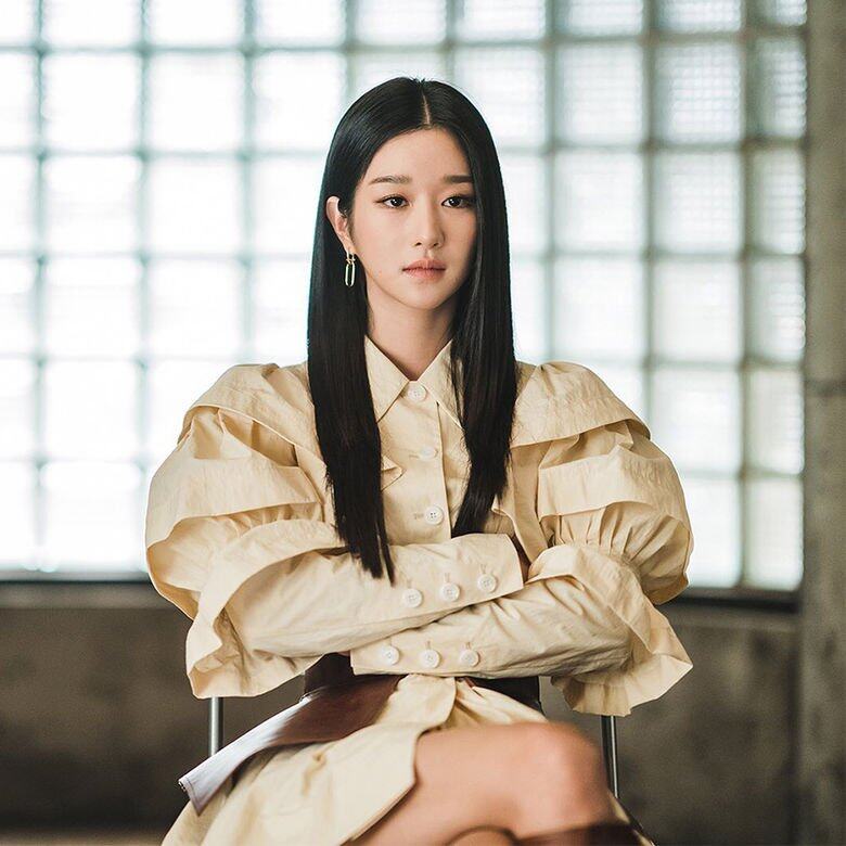在《雖然是精神病但沒關係》飾演高冷傲嬌女作家的徐睿知,因為此劇成為 在《雖然是精神病但沒關係》飾演高冷傲嬌女作家的徐睿知,因為此劇成為