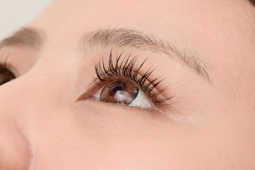 市面上有很多睫毛增長液的成分原本是用來治療青光眼的前列腺素藥