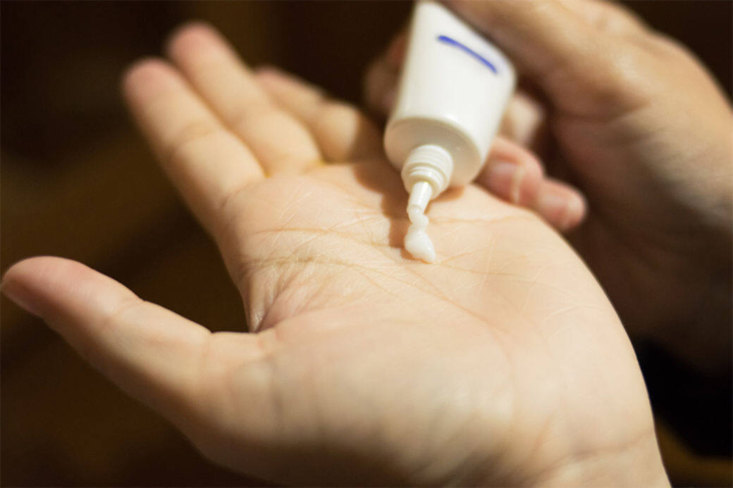 正確使用妝前底霜的步驟,是每天早上在最後的護膚程序後、塗抹防曬前 正確使用妝前底霜的步驟,是每天早上在最後的護膚程序後、塗抹防曬前