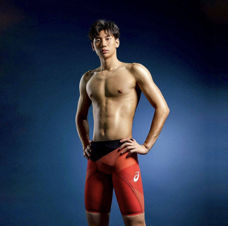 今年僅19歲、2002年出生的王冠閎是台灣職業男子游泳運動員，現效力於國