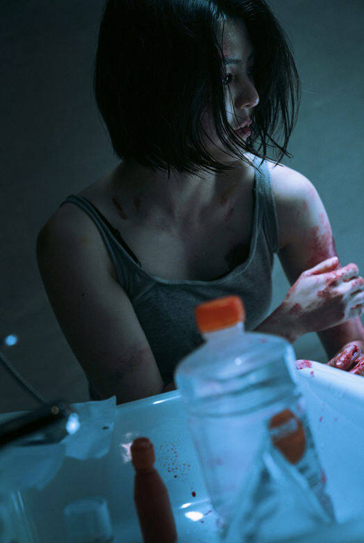劇中女主角尹智友（韓素希飾）於17歲時目睹爸爸被殺害，隨即加入犯罪組