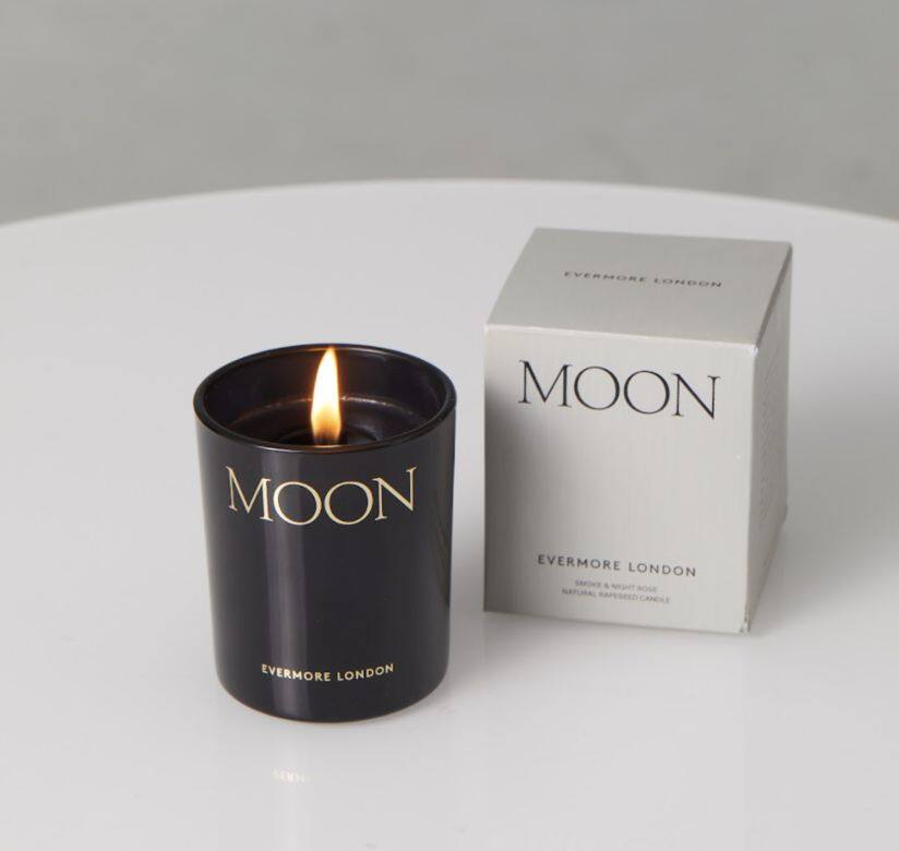 這款Moon蠟燭來自英國的Evermore London，採用全黑色帶有金字的設計，香氣是以玫瑰
