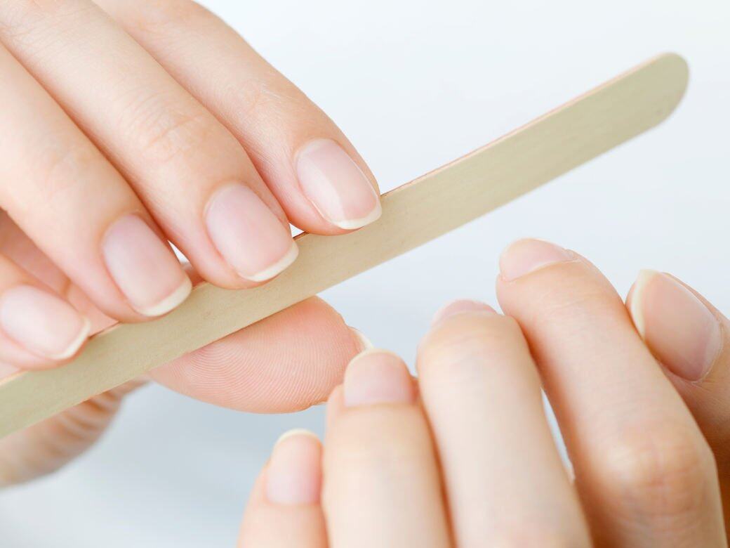 軟化過後的指甲邊,可以慢慢剪走死皮,再用磨砂棒把指甲修形成為理想 軟化過後的指甲邊,可以慢慢剪走死皮,再用磨砂棒把指甲修形成為理想
