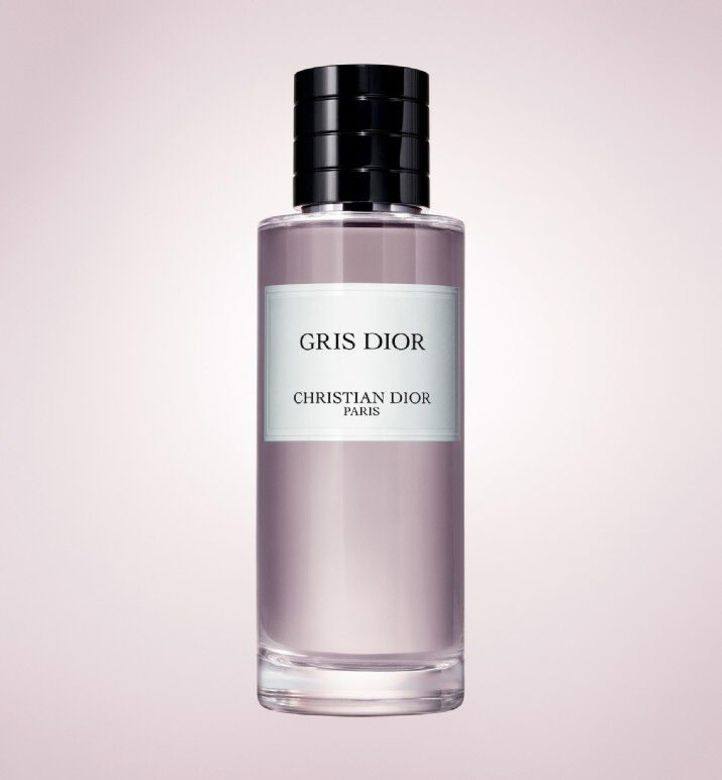 Gris Dior 香薰($1,650 Christian Maison Dior)香薰以氣味呈現Dior的經典灰色,這豐富的色調誘發 Gris Dior 香薰($1,650 Christian Maison Dior)香薰以氣味呈現Dior的經典灰色,這豐富的色調誘發