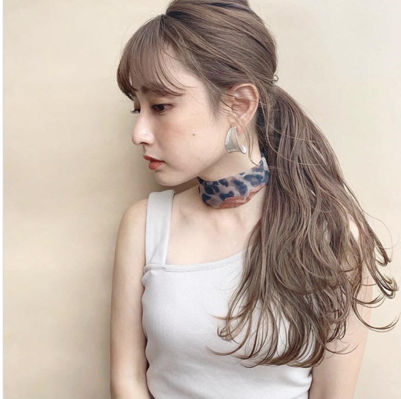 奶茶米棕染髮髮色也是一款顯白的髮色,且帶有很時尚的霧灰色, 不過這 奶茶米棕染髮髮色也是一款顯白的髮色,且帶有很時尚的霧灰色, 不過這
