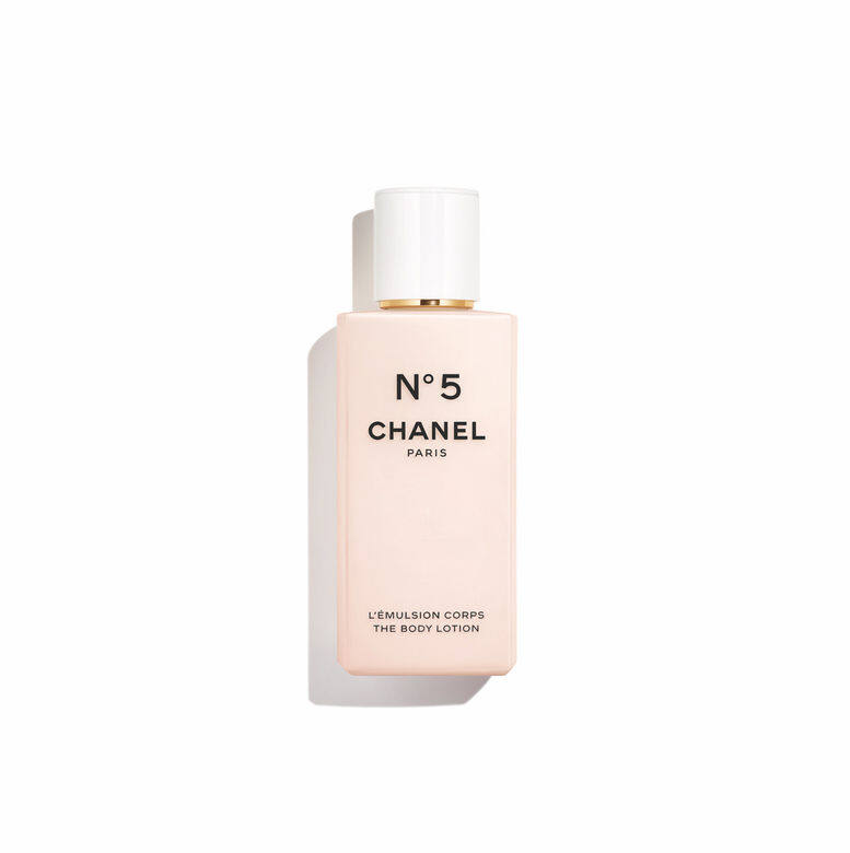 CHANEL將 N°5 無以名狀的芬芳昇華,為大家帶來全新N°5身體柔膚乳液,富含 CHANEL將 N°5 無以名狀的芬芳昇華,為大家帶來全新N°5身體柔膚乳液,富含