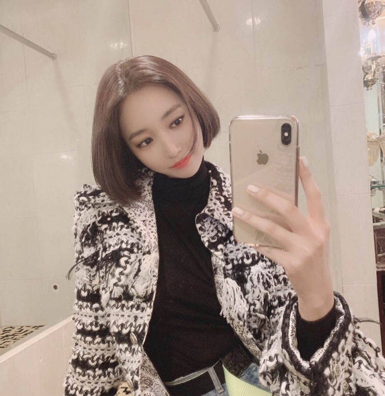 這種短髮造型講求整齊度及亮澤度,這款短髮散發明亮的效果,看起來有 這種短髮造型講求整齊度及亮澤度,這款短髮散發明亮的效果,看起來有
