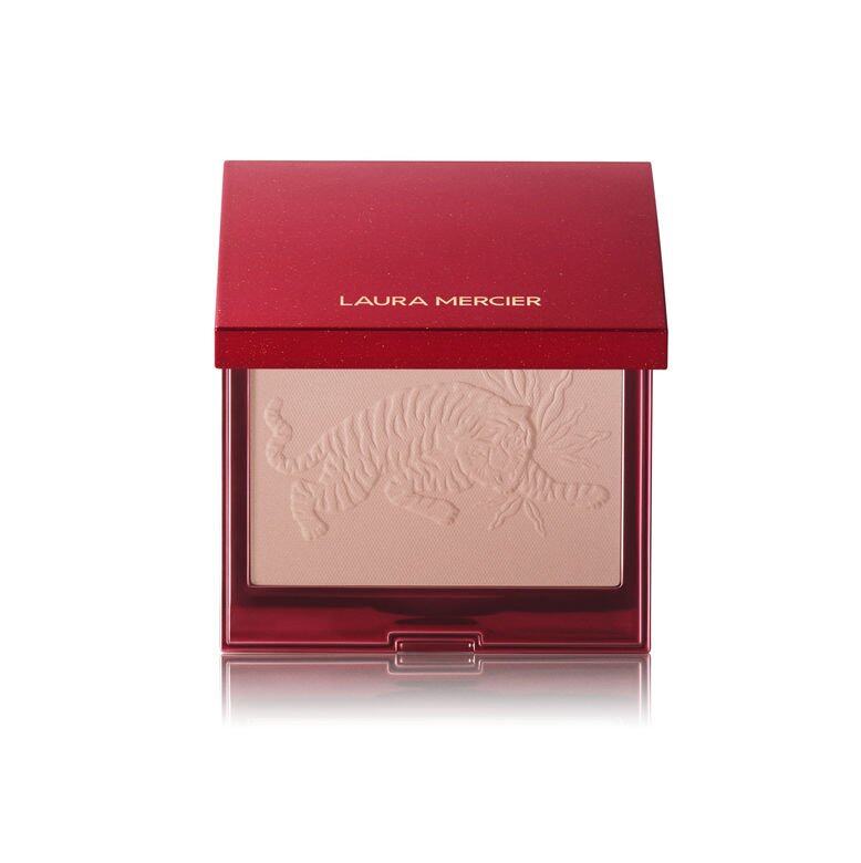 Laura Mercier為絕美珊瑚粉色調#Ginger包裝換上節日設計，亮紅色的金屬外殼印有金