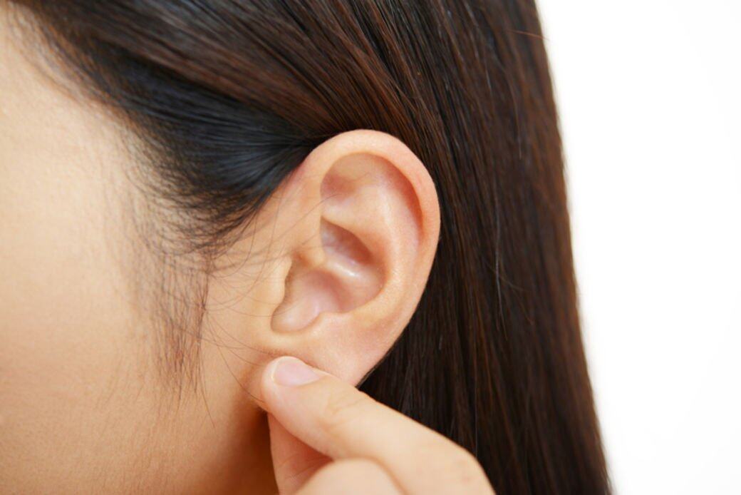 耳朵上有很多穴位經脈及淋巴結，睡前按摩可以清熱安神，改善頭部血液
