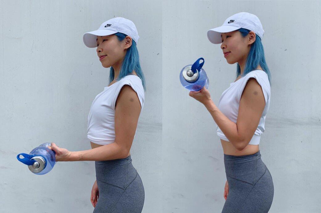 拿起一支約750ml水樽,雙手垂直向身體前方,掌心向前,拿起到手踭屈曲成 拿起一支約750ml水樽,雙手垂直向身體前方,掌心向前,拿起到手踭屈曲成