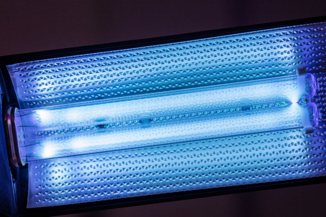 光觸媒可以透過紫外光照射而將光能轉成化學能去分解有機物，包括空