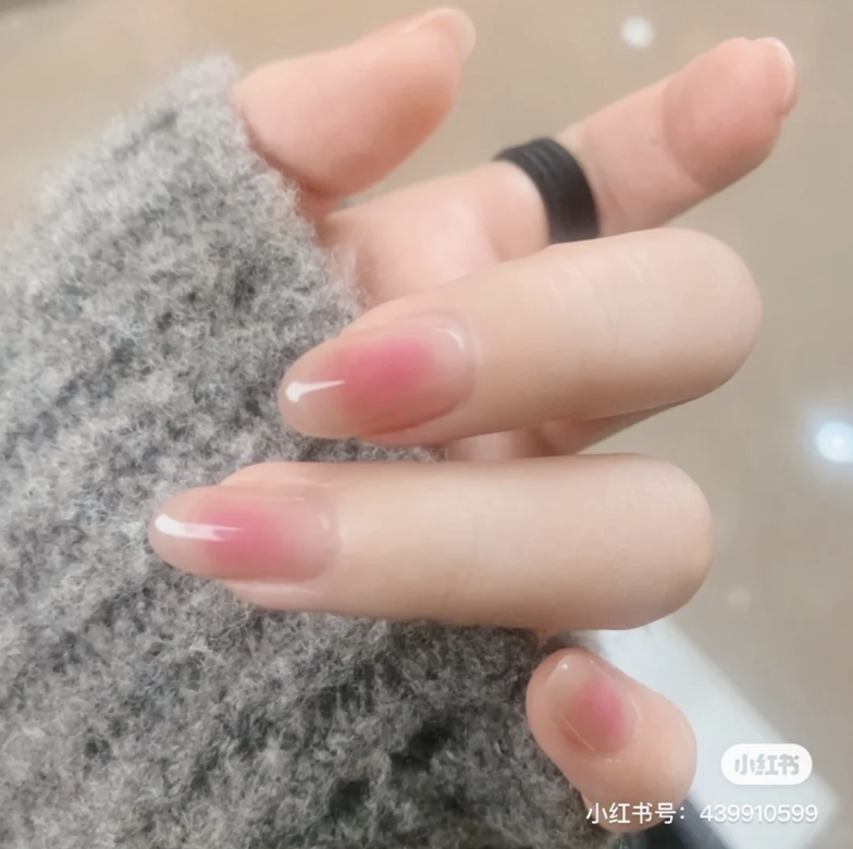日韓大熱的「腮紅美甲」以胭脂為靈感,先塗上裸色底色,然後再次指甲中央 日韓大熱的「腮紅美甲」以胭脂為靈感,先塗上裸色底色,然後再次指甲中央