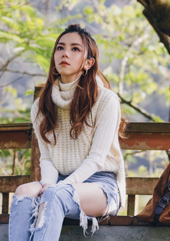 這個有如鄰家女孩的中長髮造型,是頭頂的小丸子加上後自然鬈髮的造 這個有如鄰家女孩的中長髮造型,是頭頂的小丸子加上後自然鬈髮的造