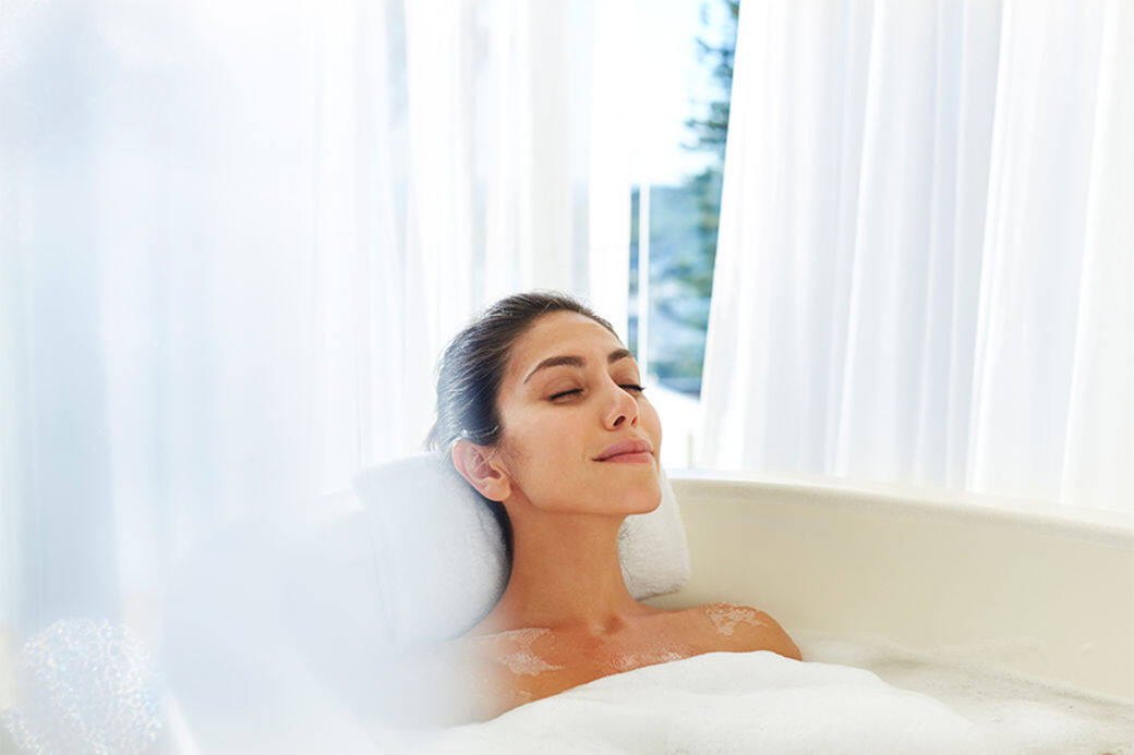 洗澡時水溫過熱會加速皮膚的水分流失，同時亦會刺激皮膚，容易出現皮