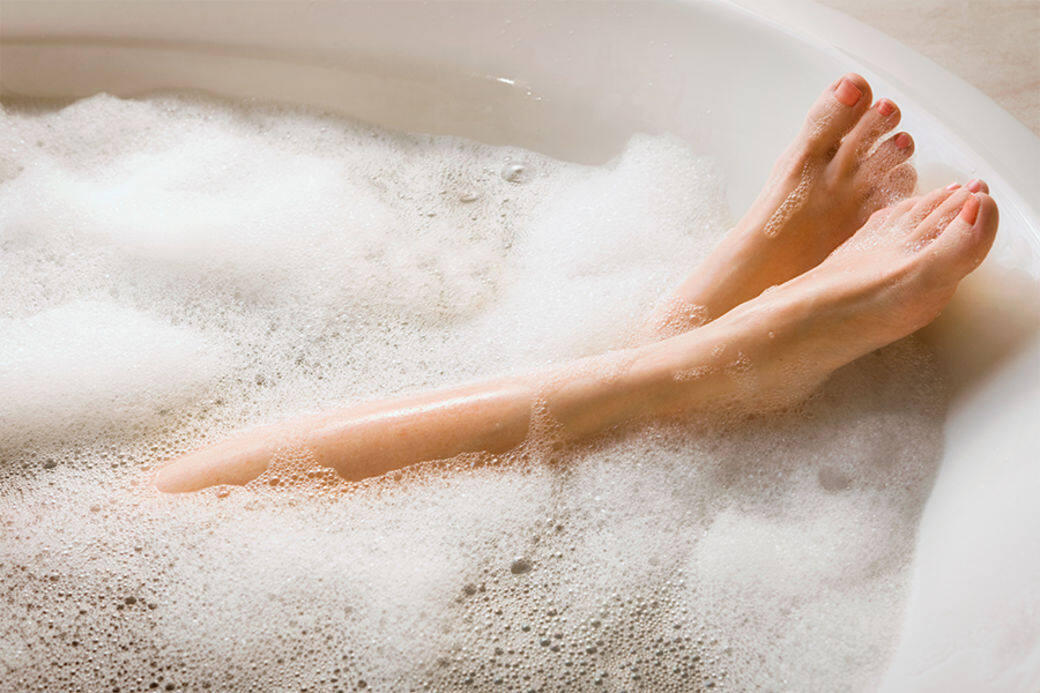 鹼性肥皂會令皮膚變得更乾，因為洗澡時不妨選用較為滋潤的淋浴油，直