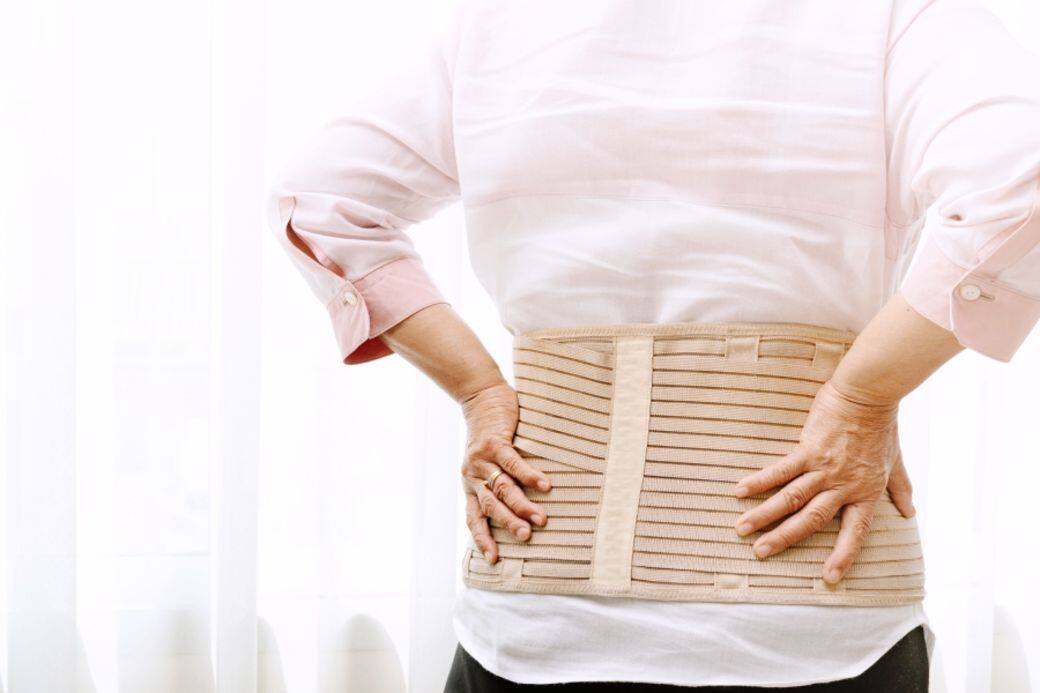 不少久坐女士腰背痛是因為肌肉無力所致，如期穿戴護腰帶，強化核心肌