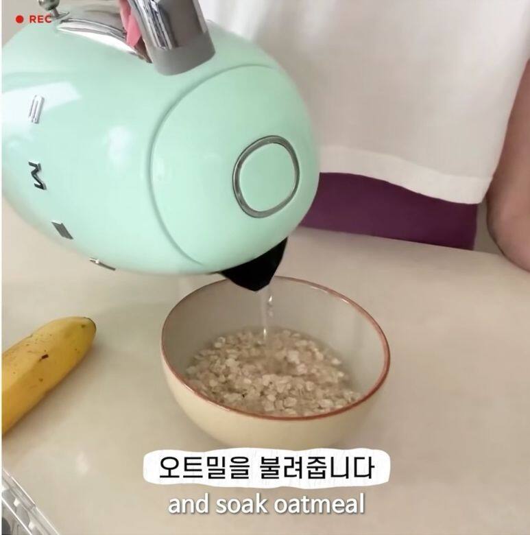 1.韓藝瑟每天吃的燕麥都是以熱水沖開。 1.韓藝瑟每天吃的燕麥都是以熱水沖開。
