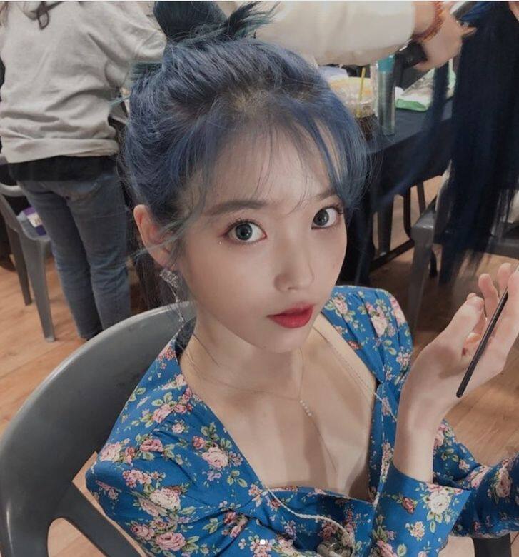 Panton公布了2020年的代表色經典藍(ClassicBlue)後,讓這種色調更百看不膩。IU李知恩在 Panton公布了2020年的代表色經典藍(ClassicBlue)後,讓這種色調更百看不膩。IU李知恩在
