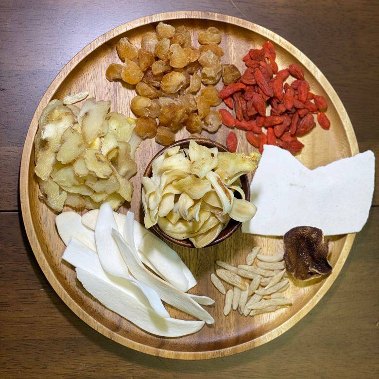 食療方面,建議女士都以補益心脾為主,而適時的湯水滋補是必需的。推薦 食療方面,建議女士都以補益心脾為主,而適時的湯水滋補是必需的。推薦
