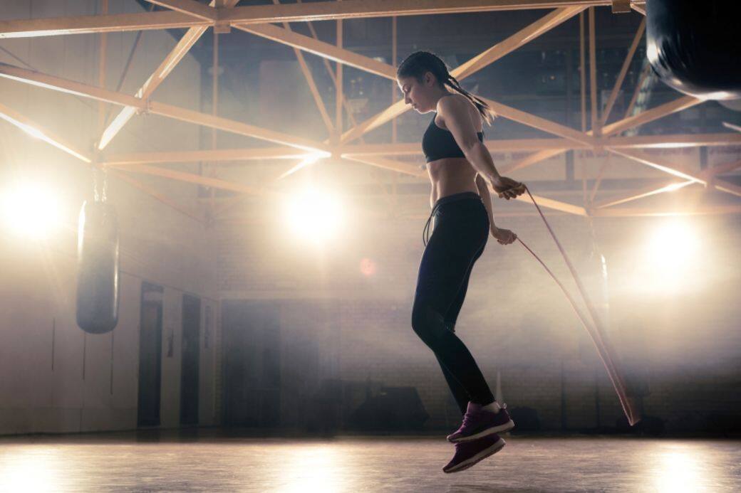 跳繩是其中一項可令你快速消脂的運動，跳一小時可消耗1,074卡路里，只