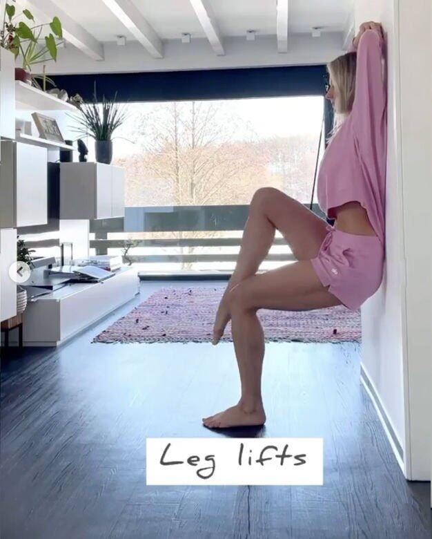 瘦大腿縫貼牆運動：貼牆抬膝蓋