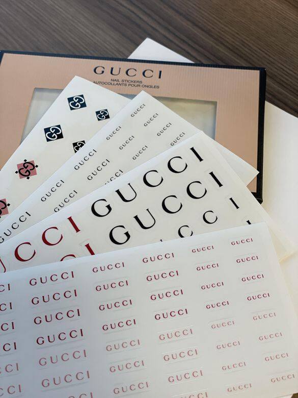 Gucci 推出限量版美甲貼紙，一式四張的美甲貼紙套裝內有不同顏色和尺寸