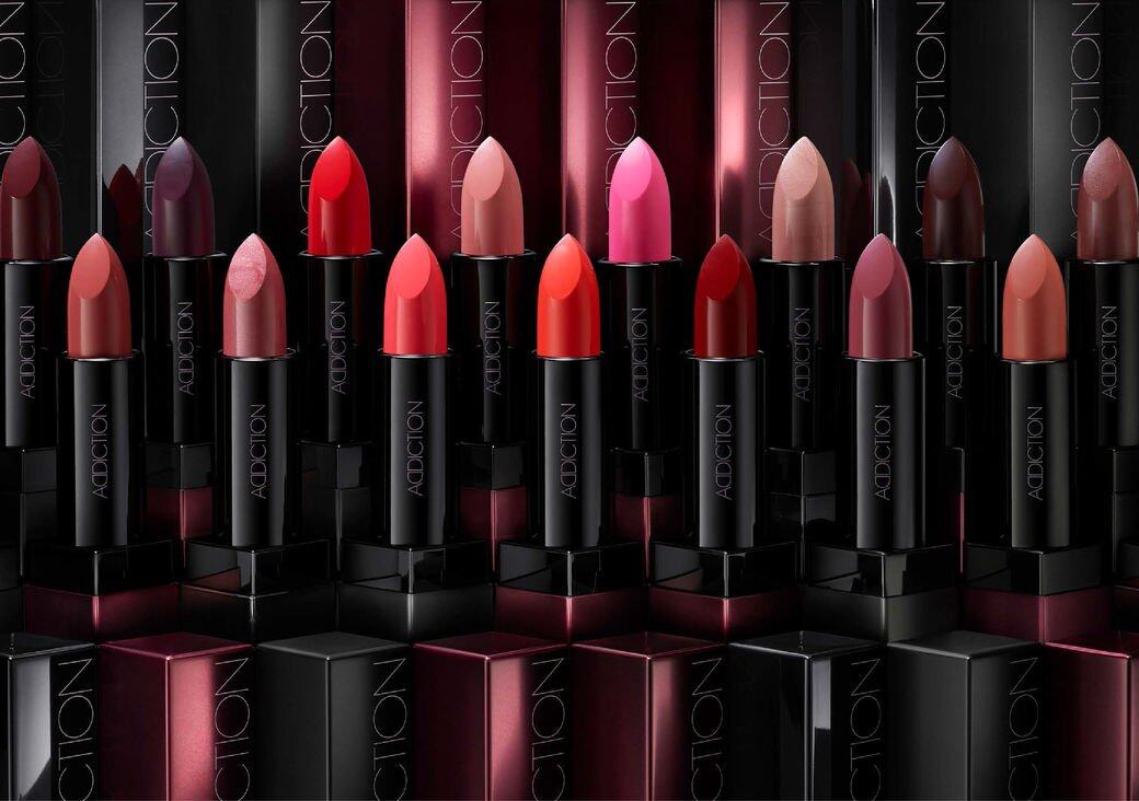 The Lipstick Satin是光亮美唇的化身,塗上後的絲質感如珠灼閃耀,派對上用就最適 The Lipstick Satin是光亮美唇的化身,塗上後的絲質感如珠灼閃耀,派對上用就最適
