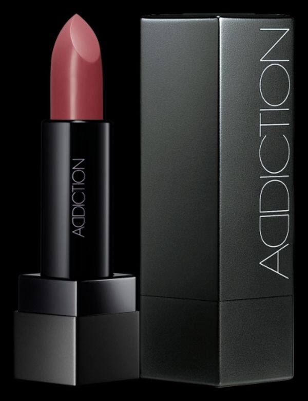 全新推出系列有The Lipstick Bold以外,也有The Lipstick Sheer金屬紅色包裝及The Lipstick Satin黑色鏡 全新推出系列有The Lipstick Bold以外,也有The Lipstick Sheer金屬紅色包裝及The Lipstick Satin黑色鏡