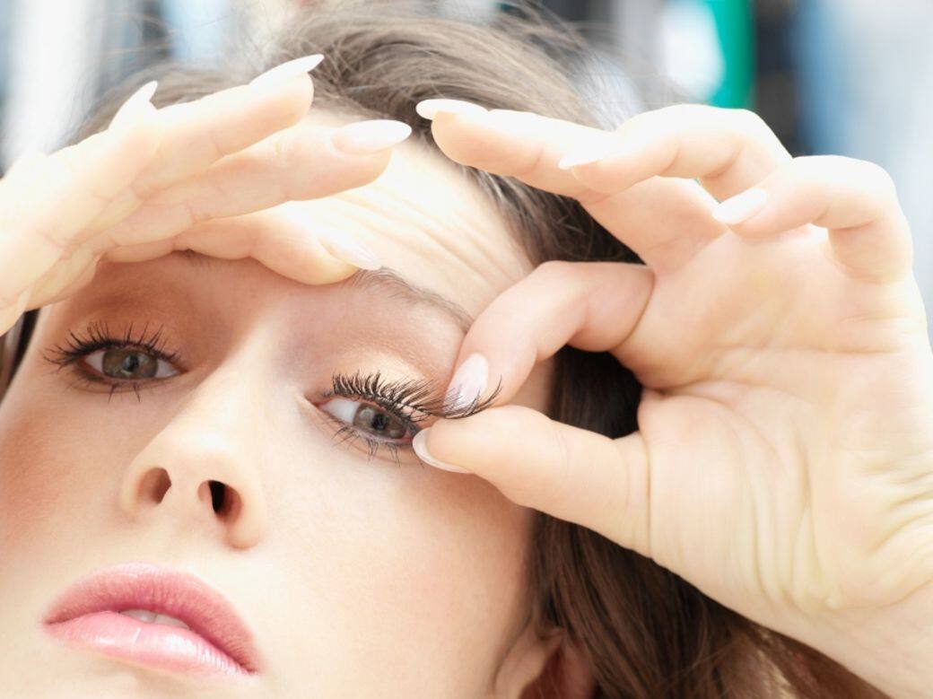 進一步檢查時，通常會發現到三種原因：眼線、假睫毛、瞳孔放大片；不少女性