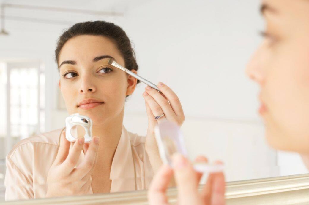 因為眼妝或卸妝不正確而出現眼睛癢、紅腫、疼痛甚至視力模糊，導致眼乾