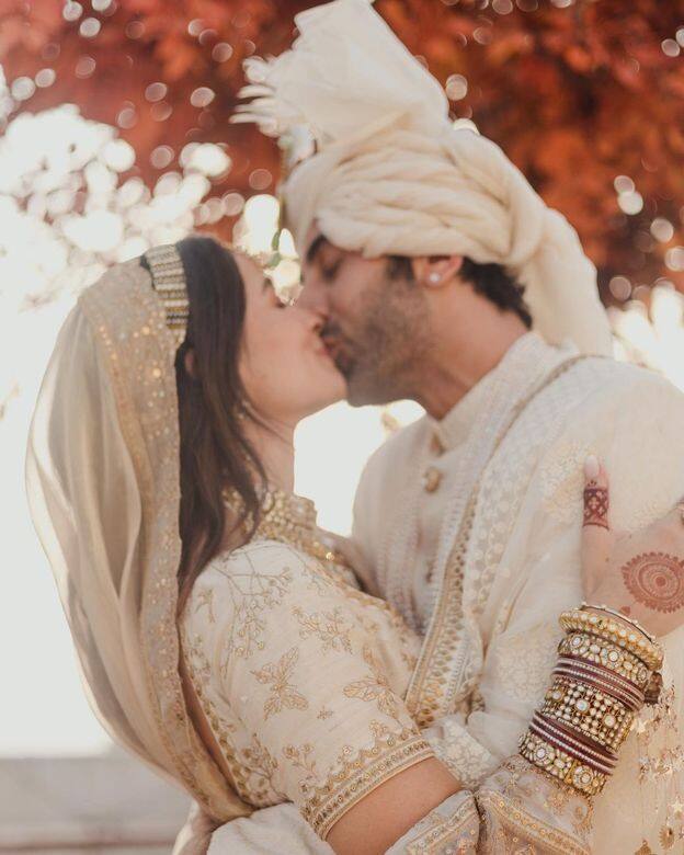 Alia Bhatt與男星Ranbir Kapoor從公開交往開始就是寶萊塢知名情侶,今年4月Alia Bhatt在 Alia Bhatt與男星Ranbir Kapoor從公開交往開始就是寶萊塢知名情侶,今年4月Alia Bhatt在