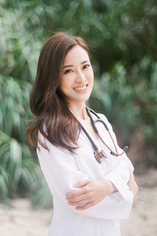 考獲香港中文大學內外全科醫學士、卡迪夫大學實用皮膚學碩士、倫敦瑪 考獲香港中文大學內外全科醫學士、卡迪夫大學實用皮膚學碩士、倫敦瑪