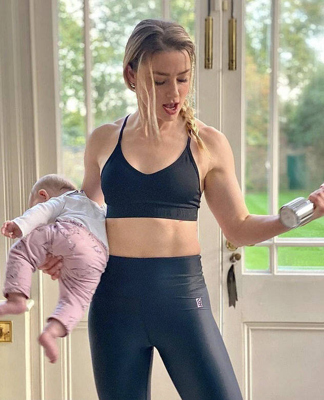早前Amber Heard在社交媒體分享一張運動照片，照片中她一手拿着寶寶，另一隻