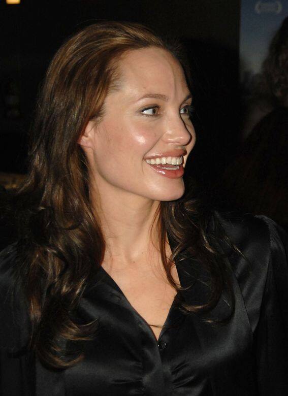 2007年，Angelina Jolie出席《上帝厭倦了我們》（God Grew Tired of Us）的首映時，塗上光澤感底妝配