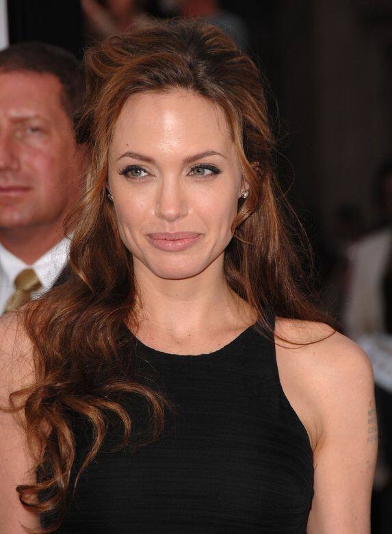 Angelina Jolie在出席《瞞天過海：13王牌》(Ocean's Thirteen)，染上淡棕色髮色，配以一頭長曲髮，相