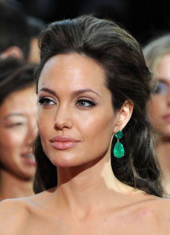2009年Angelia Jolie出席第81屆奧斯卡獎時，將上半部的頭髮綁成復古蜂窩頭，優雅