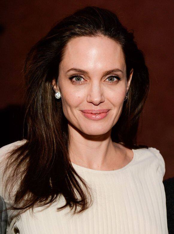 Angelina 在2015年參與美國電影學會的派對時，以自然的妝容出現，裸唇色相當自