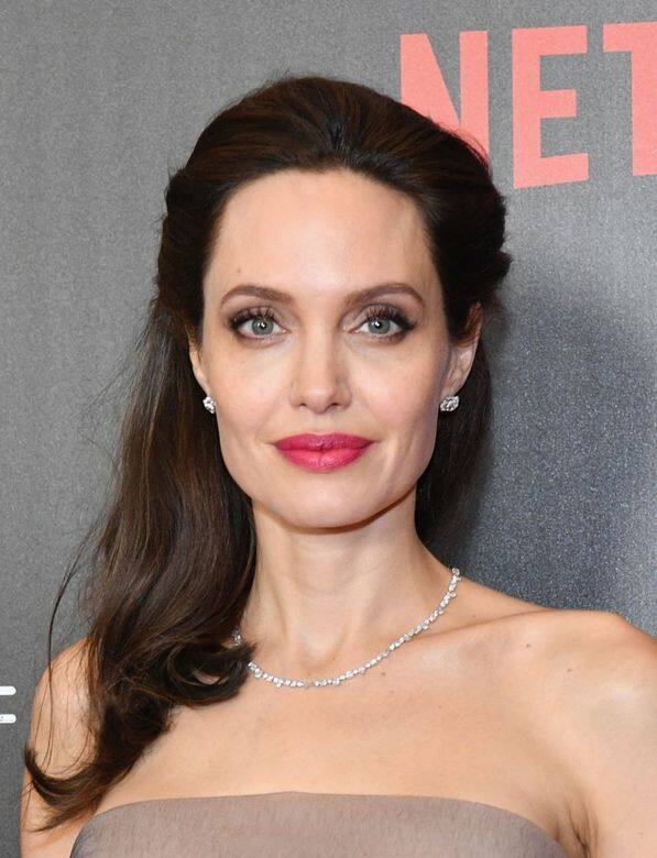 2017年Angelina Jolie 出席由她執導的－《他們先殺了我父親：柬埔寨女孩的回憶》的電影