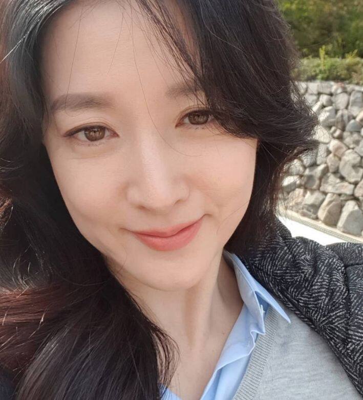 李英愛在早上一起床後一定會先喝一杯溫暖水。也由於她的皮膚薄容易 李英愛在早上一起床後一定會先喝一杯溫暖水。也由於她的皮膚薄容易