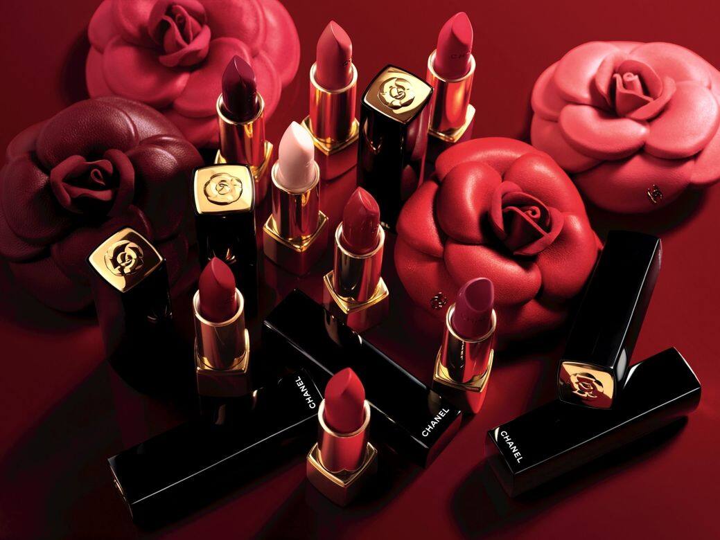ROUGE ALLURE 閃漾亮澤唇膏 $300全新ROUGE ALLURE CAMÉLIA唇膏系列的限量創作把品牌的其中 ROUGE ALLURE 閃漾亮澤唇膏 $300全新ROUGE ALLURE CAMÉLIA唇膏系列的限量創作把品牌的其中