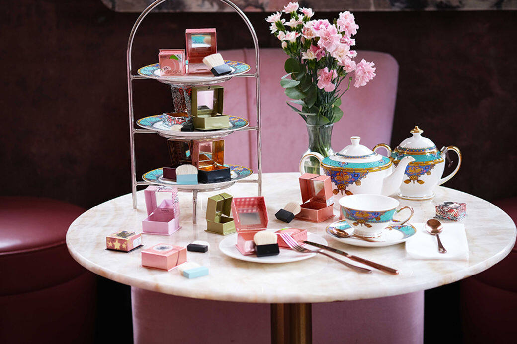 眉型專家Benefit Cosmetics與大館的餐廳Madame Fu合作,推出了「Unbox Your Mood限定下午茶」,在餐廳 眉型專家Benefit Cosmetics與大館的餐廳Madame Fu合作,推出了「Unbox Your Mood限定下午茶」,在餐廳