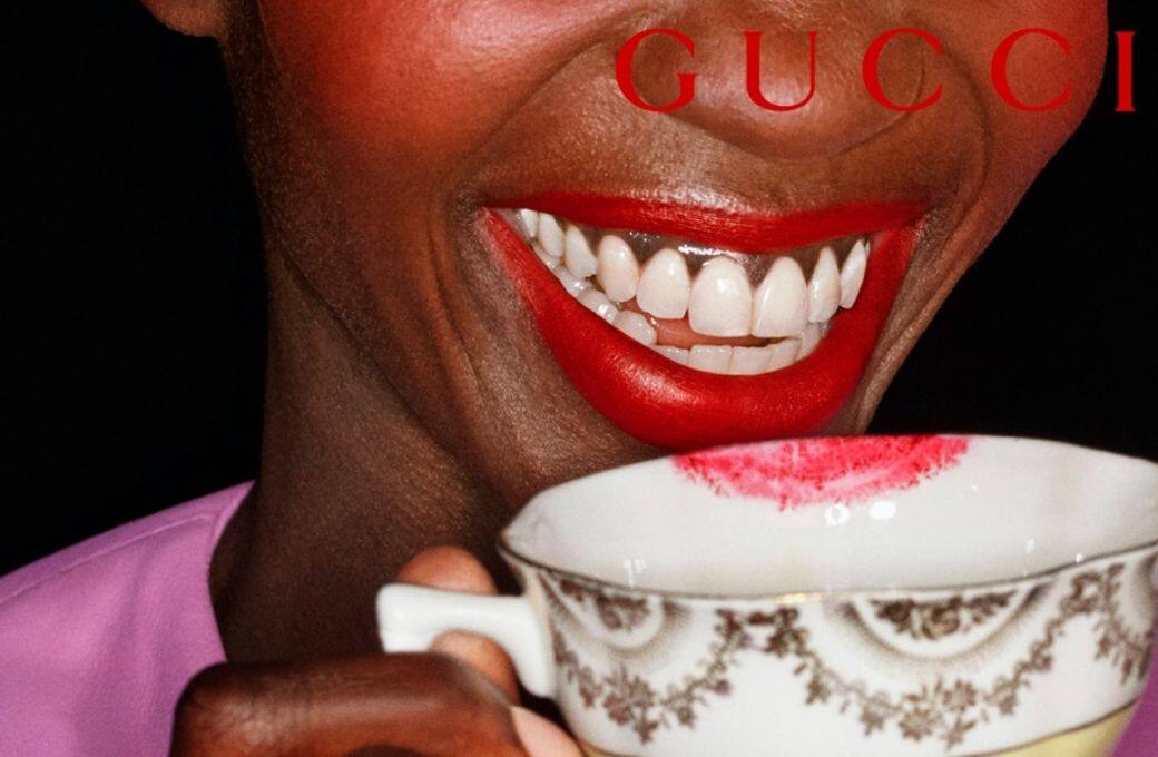放眼Gucci Beauty 的廣告演繹手法，2020年3月在紐約市Lafayette Street、墨西哥Avenida de Michoacan、倫敦Brick