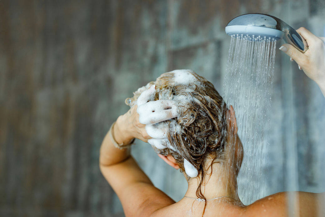 頭油多原因：洗頭次數過於頻密！解決頭油過多方法：徹底清潔頭皮！夏天出