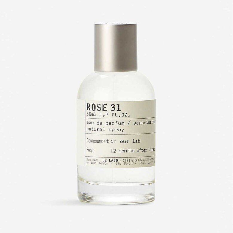 這款中性玫瑰香水蘊含玫瑰原精與玫瑰精油，將以性感與柔美特質聞名