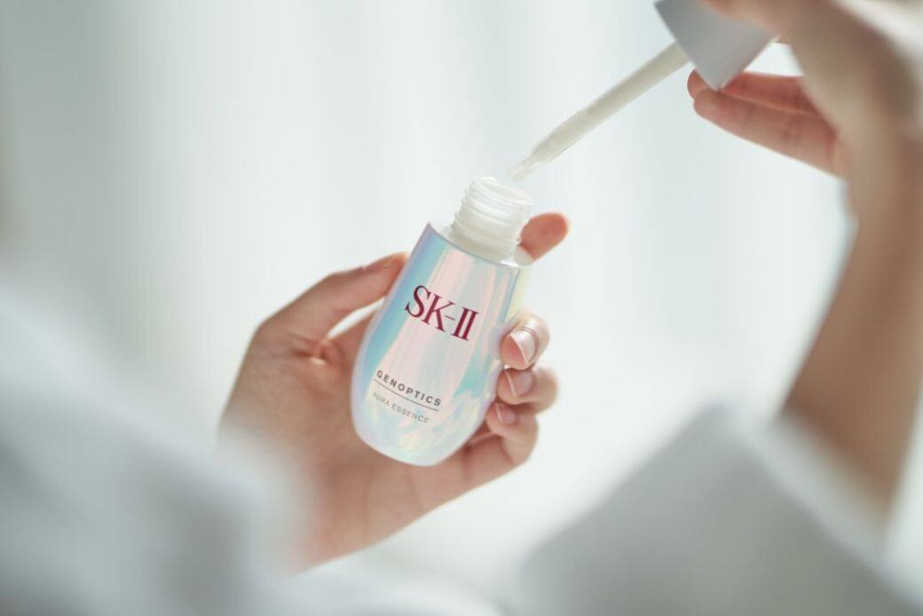 美容編輯建議每次使用SK-美白精華時,要配合SK-II的神仙水一同使用 美容編輯建議每次使用SK-美白精華時,要配合SK-II的神仙水一同使用