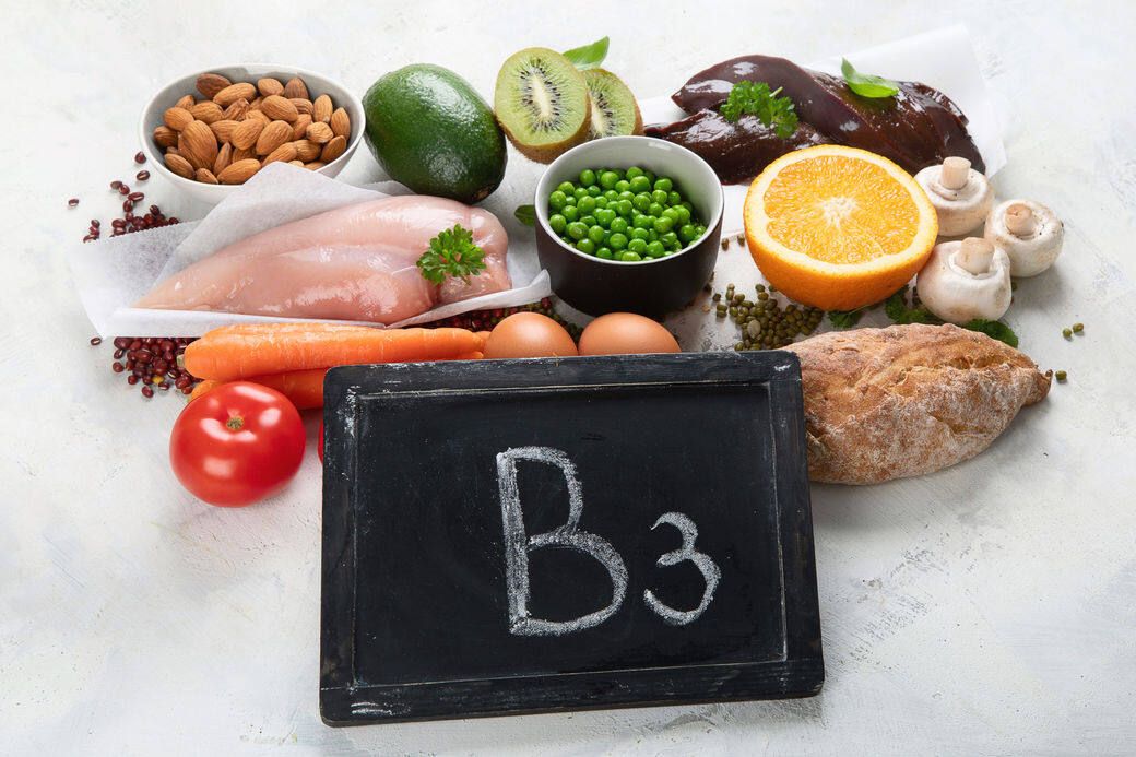 身體長期缺乏維他命B3會容易出現白頭髮，日常的食物如黃豆、香菇、豬
