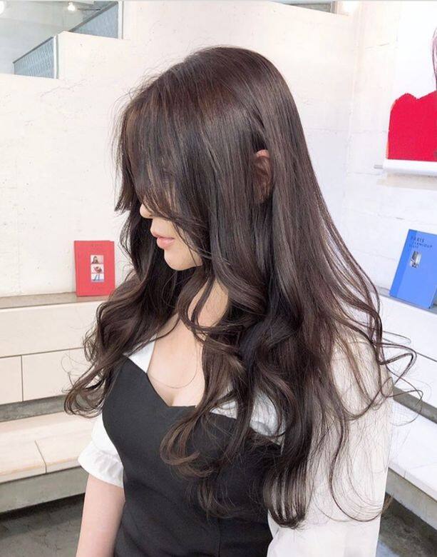 配上冷調髮色如藍色或藍紫色等配搭黑茶髮,除了讓人看起來更有時尚 配上冷調髮色如藍色或藍紫色等配搭黑茶髮,除了讓人看起來更有時尚